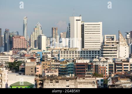 Hôtels et remparts de la ville de Bangkok depuis Wat Saket; Golden Mountain; Thaïlande Banque D'Images