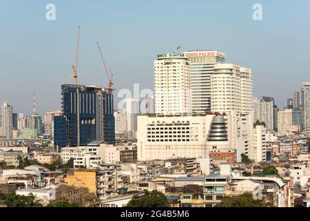 Hôtels et remparts de la ville de Bangkok depuis Wat Saket, Golden Mountain, Thaïlande Banque D'Images