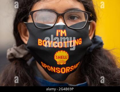 Les activistes du climat prennent part à une manifestation anti-Shell au Musée des Sciences de Londres. Un groupe d'activistes a été menacé d'arrestation samedi après avoir organisé une « occupation » de la célèbre attraction londonienne sur son financement du géant des combustibles fossiles Shell. Date de la photo: Dimanche 20 juin 2021. Banque D'Images