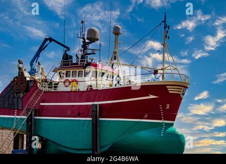 Bateau de chalutier pour la peinture et la réparation au port de Fraserburgh, Aberdeenshire, Écosse, Royaume-Uni Banque D'Images