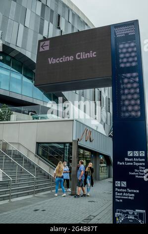 Londres, Royaume-Uni. 20 juin 2021. Centre de vaccination de masse au stade du club de football de Tottenham Hotspur, White Heart Lane, alors que la limite d'âge chute aux adolescents dans la course pour se diriger vers la variante indienne. Crédit : Guy Bell/Alay Live News Banque D'Images