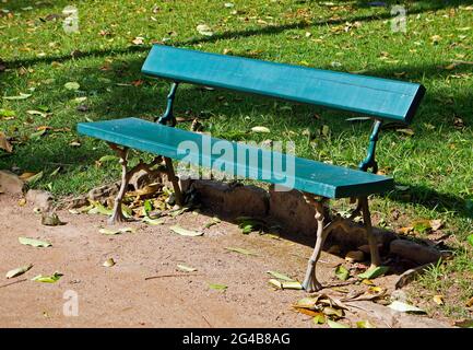 Banc vert dans le parc public, Rio de Janeiro, Brésil Banque D'Images