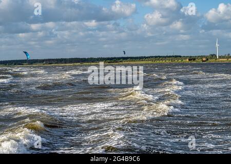 Une baie d'océan peu profonde une journée d'été venteuse. Ciel bleu et océan. Photo de Malmö, sud de la Suède Banque D'Images