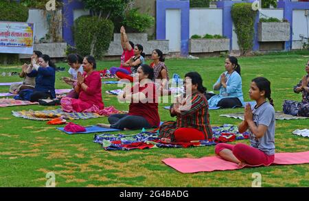 Les femmes indiennes effectuent du yoga à la veille de la Journée internationale de yoga à Beawar. La journée du yoga est célébrée chaque année le 21 juin depuis 2015. Le yoga est une pratique physique, mentale et spirituelle qui est née en Inde. Le gouvernement indien a annoncé que le thème spécial de la Journée internationale du Yoga 2021 est le Yoga pour le mieux-être. (Photo de Sumit Saraswat/Pacific Press) Banque D'Images