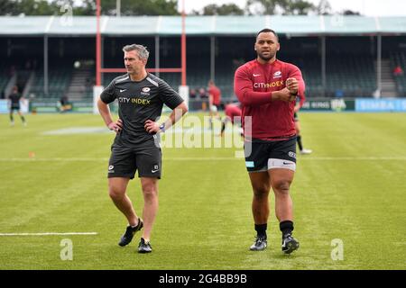 Billy Vunipola de Saracens (à droite) se réchauffe avant que le championnat Greene King IPA ne joue le dernier match de deuxième jambe au stade StoneX, à Londres. Date de la photo: Dimanche 20 juin 2021. Banque D'Images