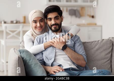 Famille heureuse, couple à la maison, portrait de famille, appel en ligne et quarantaine Covid-19 Banque D'Images