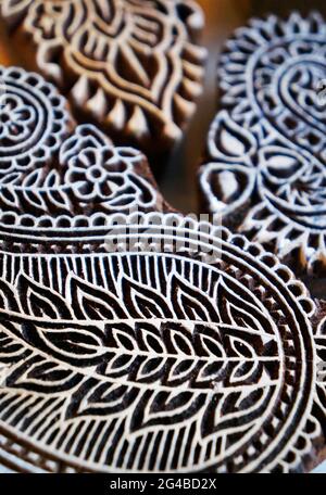 Imprimés indiens traditionnels. Blocs de bois utilisés pour l'impression textile à la main. Banque D'Images