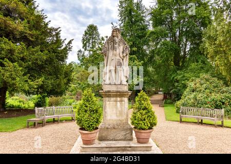 LONDRES ANGLETERRE LE JARDIN PHYSIQUE DE CHELSEA EN DÉBUT D'ÉTÉ STATUE DE SIR HANS SLOANE Banque D'Images