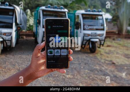 18 juin 2021, Nairobi, comté de Kiambu, Kenya : L'un des fondateurs de Wash Me Please Mobile Carwash montre comment utiliser leur application mobile qui peut être téléchargée à partir de Play Store pour réserver un rendez-vous de lavage de voiture.The Wash Me Please est une entreprise de démarrage kenyane qui offre des services de lavage de voiture mobile pratiques dans le confort de votre maison ou Le lieu de travail comme moyen de lutter contre la propagation de Covid-19. Wash Me Please est le détail et Carwash Company qui a commencé au début de la pandémie Covid-19. Ils offrent des services mobiles de lavage de voiture aux clients par le biais d'une application mobile que les clients utilisent pour demander leur Banque D'Images