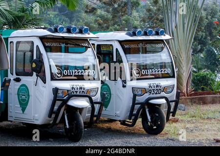 18 juin 2021, Nairobi, comté de Kiambu, Kenya : La partie électrique Tuk Tuks d'une flotte qui appartiennent à la station de lavage mobile Wash Me Please parking pendant qu'ils attendent d'être envoyés à la maison ou au lieu de travail d'un client. La station de lavage s'il vous plaît est une entreprise kenyane de démarrage qui offre des services de lavage de voiture mobile pratiques du confort de Votre maison ou votre lieu de travail comme moyen de lutter contre la propagation de Covid-19. Wash Me Please est le détail et Carwash Company qui a commencé au début de la pandémie Covid-19. Ils offrent des services mobiles Carwash aux clients via une application mobile que les clients utilisent pour demander Banque D'Images