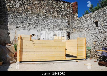 Une base en béton pour construire une petite cabine préfabriquée en bois. Les poutres de la base en bois de la cabine ont été placées sur la base en béton Banque D'Images