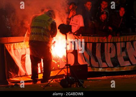 Sydney, Australie. 20 juin 2021. Un garde de sécurité tente de faire ressortir la torchère qui a été mise en place dans la foule lors du match de football semi-final A-League entre Melbourne City et MacArthur le 20 juin 2021 au stade Netstrata Jubilee à Sydney, Australie Credit: IIO IMAGES/Alay Live News Banque D'Images