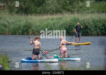 Rostock, Allemagne. 20 juin 2021. Les filles Helena et Anika pagayez sur la Warnow. Ce week-end, les vacances d'été dans le Mecklembourg-Poméranie-Occidentale commencent en milieu d'été. Credit: Frank Hormann/dpa/Alay Live News Banque D'Images