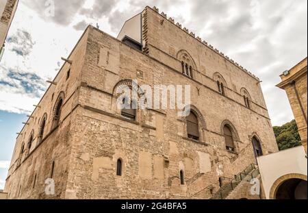 Mur avec fenêtres à meneaux et incrustations en pierre de lave du Palais Steri Chiaramonte, Palerme, Sicile, Italie du sud Banque D'Images