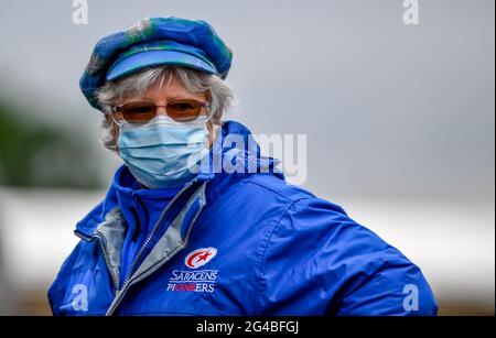 Londres, Royaume-Uni. 20 juin 2021. Les pionniers de la Saracens sont prêts à s'occuper des supporters comme jamais pendant le championnat Greene King IPA Jouez au match final du deuxième pied entre Saracens et Ealing Trailfinders au stade StoneX, à Londres, en Angleterre, le 20 juin 2021. Photo de Phil Hutchinson. Utilisation éditoriale uniquement, licence requise pour une utilisation commerciale. Aucune utilisation dans les Paris, les jeux ou les publications d'un seul club/ligue/joueur. Crédit : UK Sports pics Ltd/Alay Live News Banque D'Images