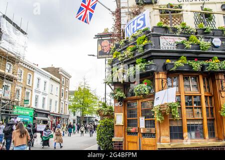LONDRES, ANGLETERRE- 15 mai 2021 : signe de protestation dans un panier suspendu d'une marche de pub pour la manifestation palestinienne Banque D'Images