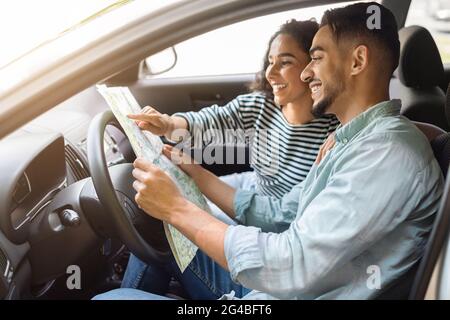 Homme et femme arabes heureux ayant voyage en voiture ensemble Banque D'Images