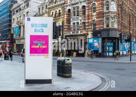 LONDRES, ANGLETERRE- 14 juin 2021 : PANNEAU DE BIENVENUE sur Oxford Street à Londres Banque D'Images