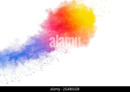 Explosion de poudre multicolore abstraite sur fond blanc. Gelez le mouvement des éclaboussures de particules de poussière colorées. Banque D'Images