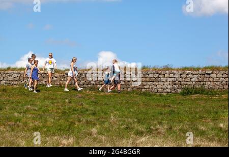 Les gens et les familles qui marchaient le long d'une section du gazon ont renversé le mur de clayton tout en marchant sur le sentier national longue distance du mur d'Hadrien Banque D'Images