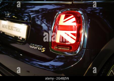 Bucarest, Roumanie - 17 juin 2021 : détails de faible profondeur de champ (mise au point sélective) avec une voiture électrique Mini Cooper S. Banque D'Images