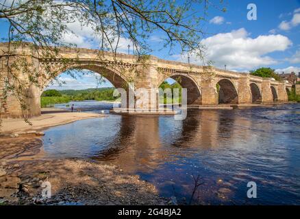 Le pont multivoûté au-dessus de la rivière Tyne au village de Northumberland de Corbridge Angleterre construit en 1674 Banque D'Images