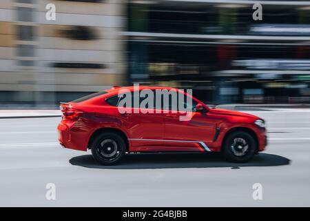 Ukraine, Kiev - 16 mai 2021 : la BMW X6 M rouge se déplace dans la rue. Éditorial Banque D'Images