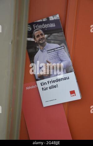 Prospectus de porte du candidat Orkan Özdemir pour l'élection de l'Etat de Berlin 2021 - juin 2021 Banque D'Images