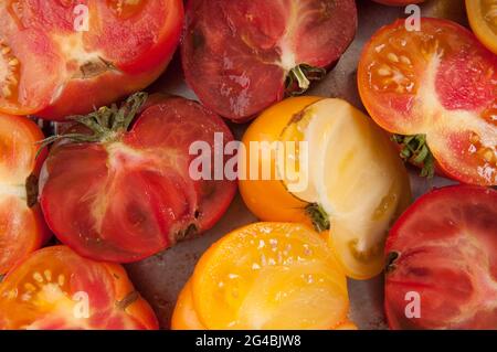 Une photo de gros beaux tomates en demi-fleur Banque D'Images