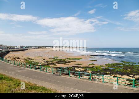 Une promenade donne sur la plage de Seaburn à Sunderland, en Angleterre. La plage de sable est vue par une belle journée d'été. Banque D'Images