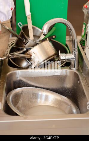 Une photo verticale de plats et de casseroles non lavés dans un restaurant de couverts Banque D'Images