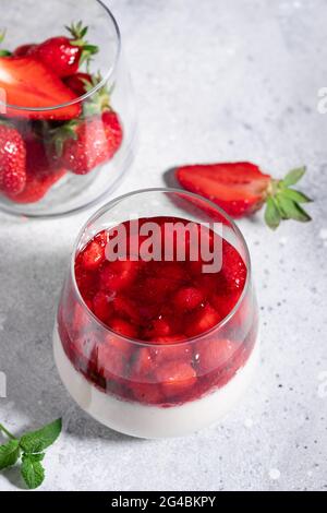 panna cotta vegan avec fraises et lait de coco Banque D'Images