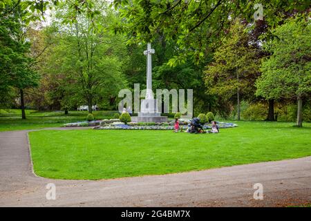 Les gens dans le parc près du monument commémoratif de guerre du cénotaphe dans la ville de Northumberland, Hexham, Angleterre, Royaume-Uni Banque D'Images