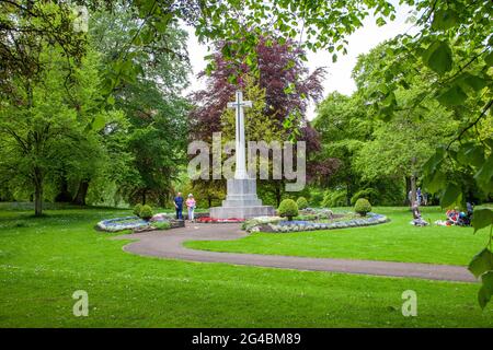 Les gens dans le parc près du monument commémoratif de guerre du cénotaphe dans la ville de Northumberland, Hexham, Angleterre, Royaume-Uni Banque D'Images