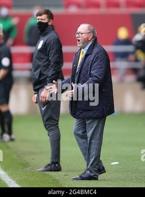 Gary Johnson, directeur de Torquay United, sur la ligne de contact lors de la finale de la Vanarama National League à Ashton Gate, Bristol. Banque D'Images