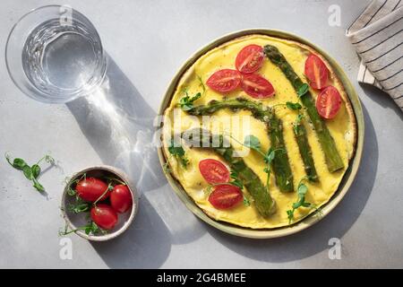 Frittata italienne avec asperges, tomates et microverts Banque D'Images