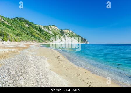 La plage de Mezzavalle vue d'en haut baie unique dans le parc naturel de Conero spectaculaire côte promontoire falaise mer adriatique Italie turquoise transparent Banque D'Images