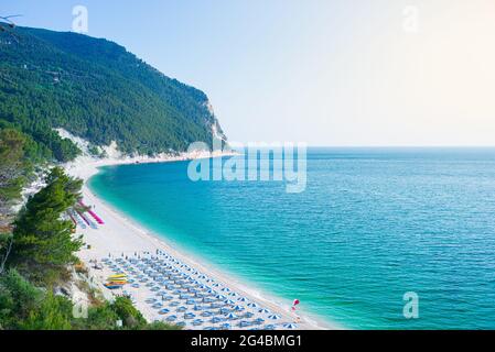 La plage de Mezzavalle vue d'en haut baie unique dans le parc naturel de Conero spectaculaire côte promontoire falaise mer adriatique Italie turquoise transparent Banque D'Images