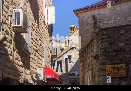 Budva, Monténégro - 1er juillet 2014 : rue étroite et confortable dans la vieille ville, par une journée ensoleillée en été. Banque D'Images