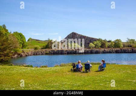 Les personnes qui pique-niquent à la carrière de Cawfields sur le sentier national de randonnée longue distance du mur d'Hadrien dans le Northumberland Angleterre Banque D'Images