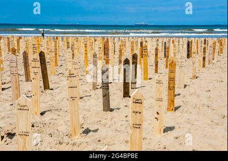 La Haye, pays-Bas. 20 juin 2021. Des panneaux en bois avec des noms de victimes vus pendant le mémorial.le jour de la Journée mondiale des réfugiés, les gens de toute l'Europe commémorent les 44,000 victimes qui sont mortes aux frontières européennes au cours des dernières années. Sur la plage de Scheveningen, un monument commémoratif a été placé près de la mer pour payer le dernier respect aux victimes. Le monument commémoratif se composait de 44,000 panneaux commémoratifs qui collaient hors du sable sur la plage avec les noms des victimes écrits sur eux. (Photo par Ana Fernandez/SOPA Images/Sipa USA) Credit: SIPA USA/Alay Live News Banque D'Images