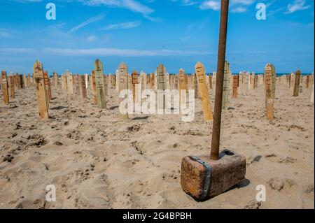 La Haye, pays-Bas. 20 juin 2021. Un marteau en bois vu pendant le mémorial.le jour de la Journée mondiale des réfugiés, les gens de toute l'Europe commémorent les 44,000 victimes qui sont mortes aux frontières européennes au cours des dernières années. Sur la plage de Scheveningen, un monument commémoratif a été placé près de la mer pour payer le dernier respect aux victimes. Le monument commémoratif se composait de 44,000 panneaux commémoratifs qui collaient hors du sable sur la plage avec les noms des victimes écrits sur eux. (Photo par Ana Fernandez/SOPA Images/Sipa USA) Credit: SIPA USA/Alay Live News Banque D'Images