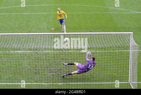 Matt Buse, de Torquay United, a vu sa pénalité sauvée par le gardien de but de Hartlepool United Bradley James pour mettre fin à la fusillade lors de la finale de la Vanarama National League à Ashton Gate, Bristol. Banque D'Images