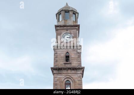 Tour de l'horloge historique et fontaine dans les rues de Canakkale, Turquie Banque D'Images