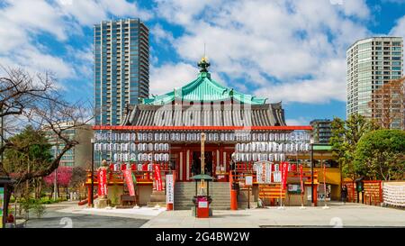 Benten-do avec des lanternes traditionnelles en papier, un temple bouddhiste dans le centre de l'étang Shinobazu à Ueno Banque D'Images