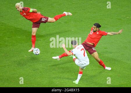 Moins(7) de la Turquie combat pour le ballon avec Rodriguez(13) et Xhaka(10) de la Suisse lors du championnat UEFA Euro 2020 Group UN match entre la Suisse et la Turquie à Bakou Olimpiya Stadionu le 20 juin 2021 à Bakou, Azerbaïdjan. [Photo par MB Media] Banque D'Images