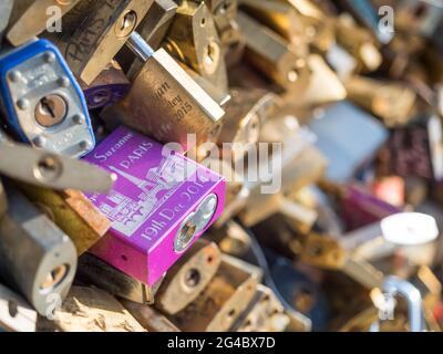 PARIS - SEPTEMBRE 28 : des casiers à l'amour au pont du Pon des arts sur la Seine à Paris, France, a été pris le 28 septembre 2015. Banque D'Images