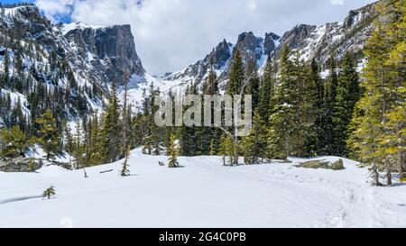 Snow Mountains - UNE vue panoramique de printemps sur Hallett Peak et Flattop Mountain, entouré de neige blanche et de forêt verte, dans le RPNP, Colorado, États-Unis. Banque D'Images