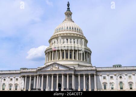 The Capitol Building - VUE rapprochée de la face est du bâtiment du Capitole des États-Unis par une belle journée ensoleillée, Washington, D.C., États-Unis. Banque D'Images