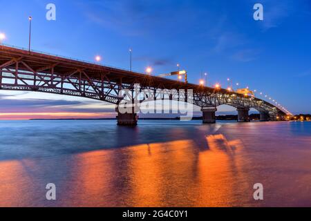 Coleman Bridge - coucher de soleil d'été au George P. Coleman Memorial Bridge, le plus grand pont à double travée des États-Unis, traversant la rivière York, Yorktown. Banque D'Images